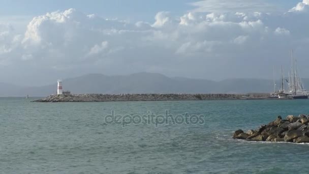 Güzel manzara deniz, deniz feneri ve gemi — Stok video