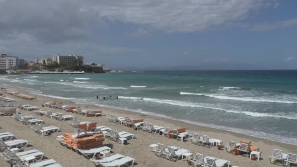 Vista de la playa de arena, palmeras, tumbonas y mar con olas — Vídeos de Stock