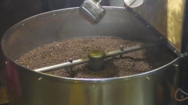 Üretim işleminin bir kahve makinesi kahve