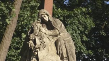 Lychakiv mezarlığı Açık Hava Müzesi'nde kadın heykel anıtlar