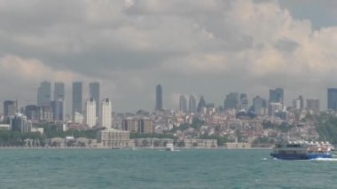 Kentin sahile bakan Boğaz'ın Istanbul'da su tekne gezisine