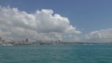 Kentin sahile bakan Boğaz'ın Istanbul'da su tekne gezisine