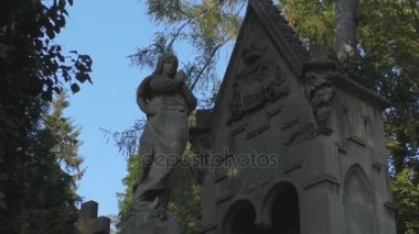 Lychakiv mezarlığı Açık Hava Müzesi'nde kadın heykel anıtlar