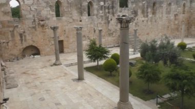 Türk eski bir saray avlusu