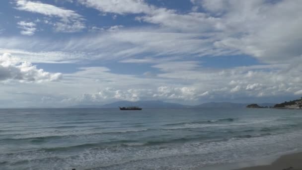 Vista dalla spiaggia alla nave e il cielo incredibile con le nuvole — Video Stock