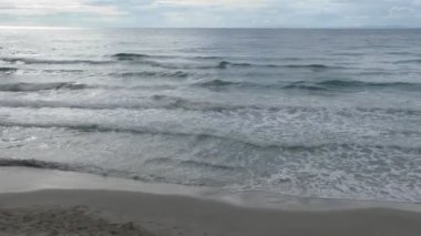 Temiz su ve deniz dalgaları sıçrar görünümü