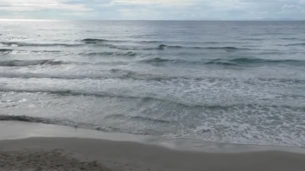 Uitzicht op schoon water en klotsende golven van de zee — Stockvideo