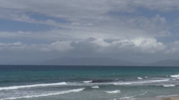Vista dell'acqua pulita e delle onde del mare strapiombanti — Video Stock