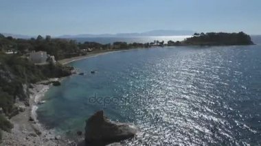 Güzel deniz manzarası kayalıklarla ve Adaları