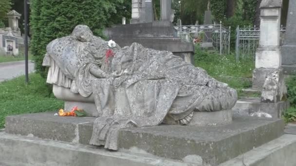 Sculpture femme malade au cimetière Lychakiv — Video