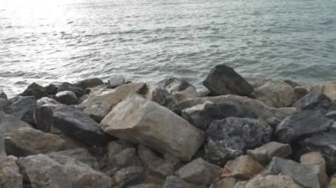 Deniz kıyısında buzlu çökmesini sörf