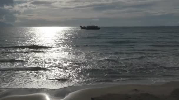 Belo pôr do sol do mar com navio no mar e céu contrastante — Vídeo de Stock