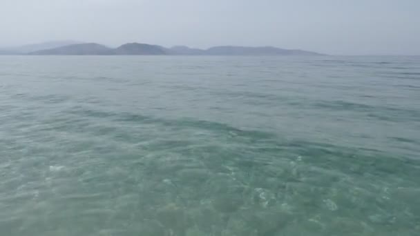 清澈的海水和自然保护区旅游海滩的壮丽景色 — 图库视频影像