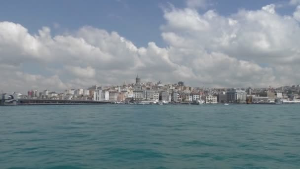 Paseo en barco acuático en el Bósforo en Estambul, con vistas a la costa de la ciudad — Vídeo de stock