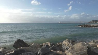 Güzel manzara deniz, deniz feneri ve gemi