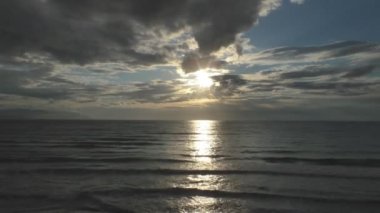 Güzel deniz günbatımı gemi deniz ve gökyüzü kontrast ile