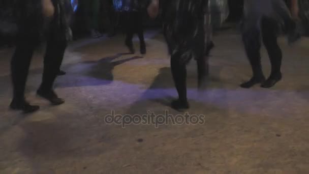 Groupe de filles effectuer professionnellement danse folklorique irlandaise — Video