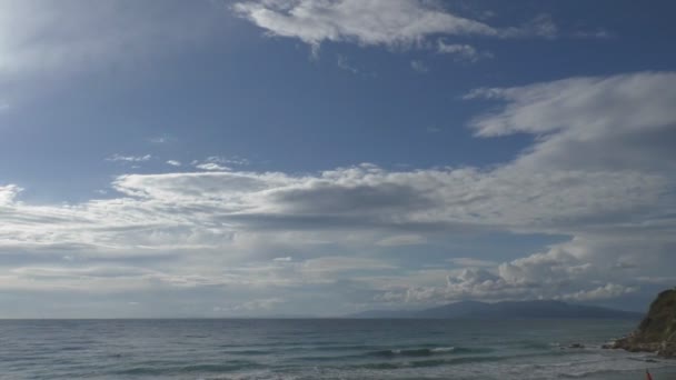 Морской пейзаж с небом и облаками перед бурей — стоковое видео