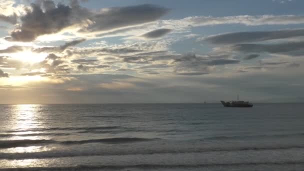 Hermosa puesta de sol en el mar con barco en el mar y el cielo en contraste — Vídeo de stock