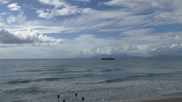 Uitzicht vanaf het strand naar het schip en de verbazingwekkende hemel met wolken — Stockvideo