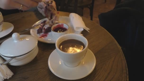 Una taza de café y una rebanada de pastel de cereza — Vídeo de stock