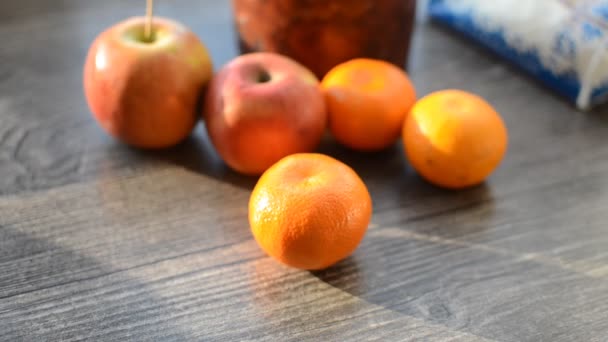 Juicy and tasty tangerines and apples close-up — Stock Video