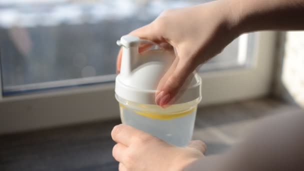 水果奶昔振动筛的水 — 图库视频影像