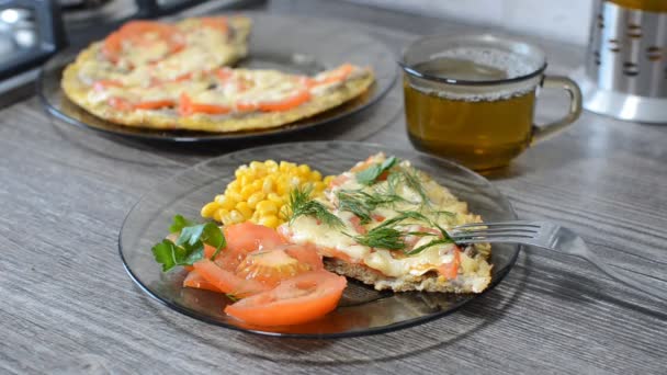 Close Van Plaat Met Omelet Met Maïs Gesneden Tomaten — Stockvideo