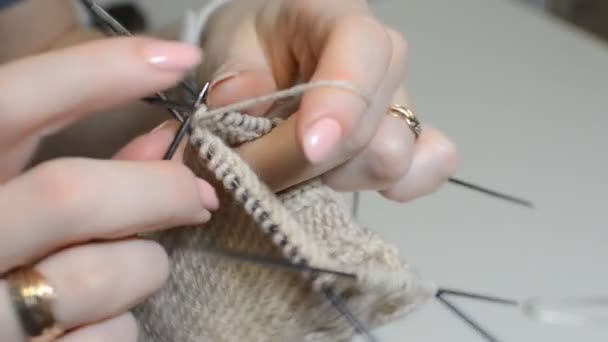 Процесс вязания перчаток с вязальными спицами — стоковое видео