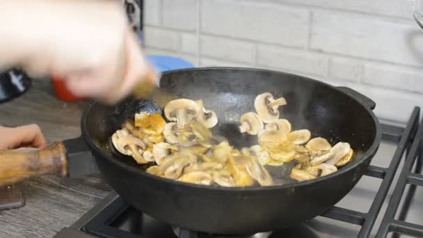 Fechar Mulher Que Frita Cogumelos Panela — Vídeo de Stock