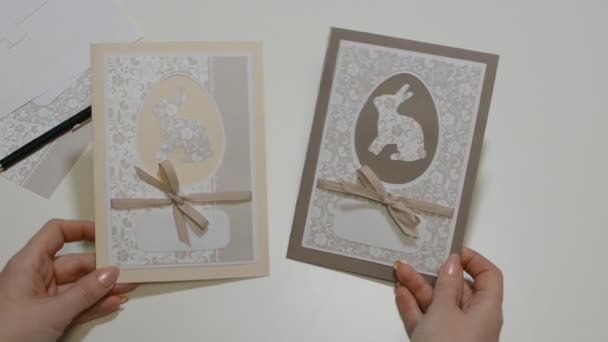 Zbliżenie Kobiece Ręce Trzyma Wielkanoc Kartki — Wideo stockowe