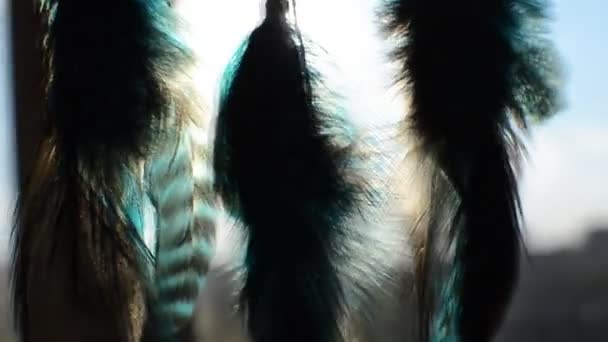 Drömfångare Med Fjädrar Trådar Och Pärlor Rep Hängande Drömfångare Handgjord — Stockvideo