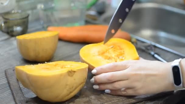 Primer Plano Las Manos Femeninas Cortando Calabaza Con Cuchillo — Vídeos de Stock