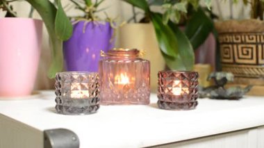 Parlak bir cam şamdan ateş