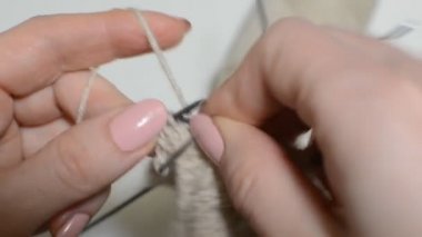 Örgü eldiven örgü iğneleri ile işlemi