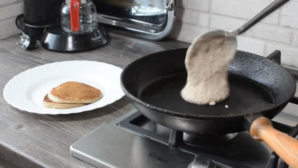 Het koken van heerlijke punkkas. Gezonde levensstijl. — Stockvideo