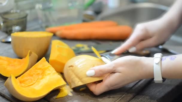 Cocinar platos de calabaza y zanahorias — Vídeos de Stock