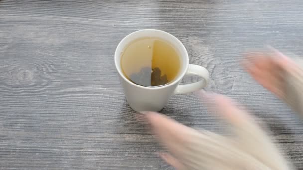 Proceso de tejer guantes con agujas de tejer — Vídeo de stock