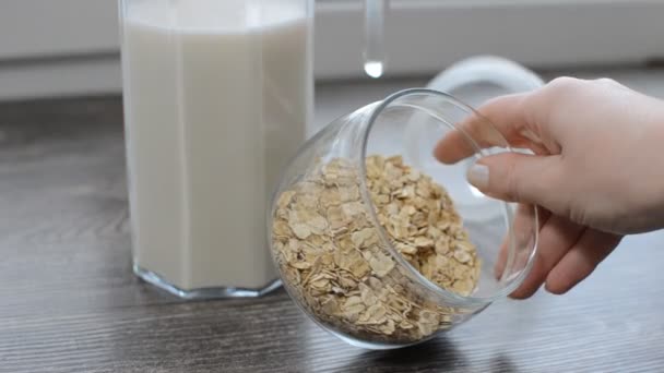Proceso de elaboración de leche de avena — Vídeo de stock