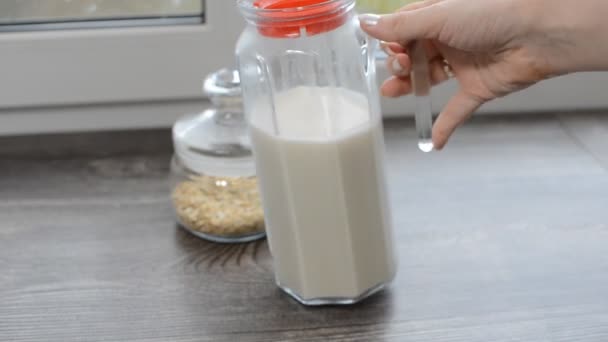 Proceso de elaboración de leche de avena — Vídeo de stock