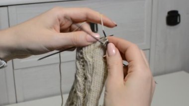 Örgü eldiven örgü iğneleri ile işlemi