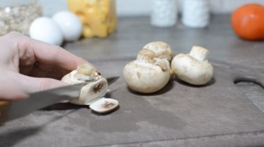 Taze malzemelerle yapılan lezzetli pizza. Pişirme işlemi