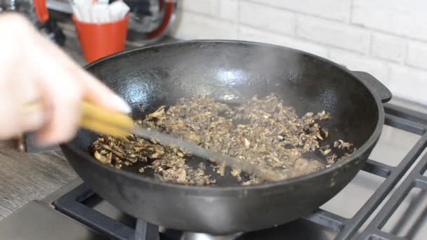 Processo e cozinhando cogumelos de um prato — Vídeo de Stock