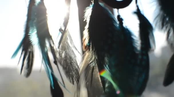 Capteur de rêves fait à la main avec des fils de plumes et des perles . — Video
