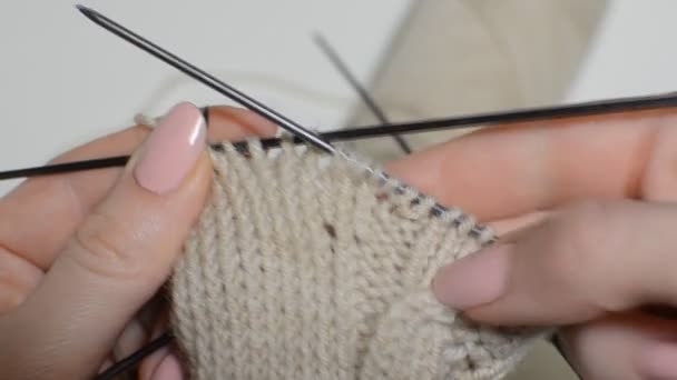 Processo de luvas de tricô com agulhas de tricô — Vídeo de Stock
