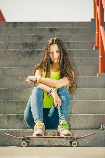 Meisje op trap met skateboard. — Stockfoto