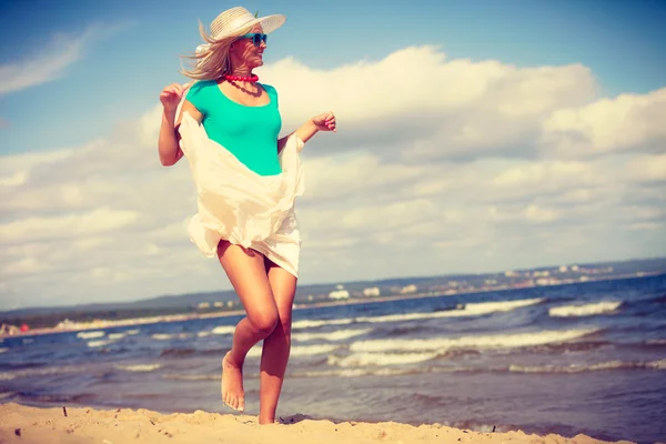 Mooie vrouw mooie kleding dragen. — Stockfoto