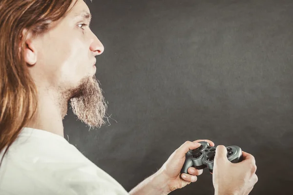 Jogador masculino se concentrar em jogar jogos — Fotografia de Stock