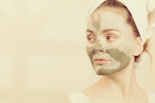 Cara de mujer con máscara de barro verde — Foto de Stock