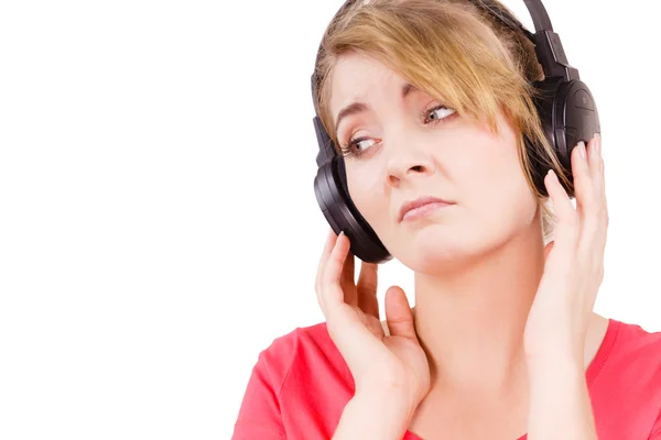 Femme triste fille dans de gros écouteurs écouter de la musique — Photo